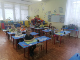 Занятие аппликацией в группе «Солнечные лучики» Занятие аппликацией в группе «Солнечные лучики».
